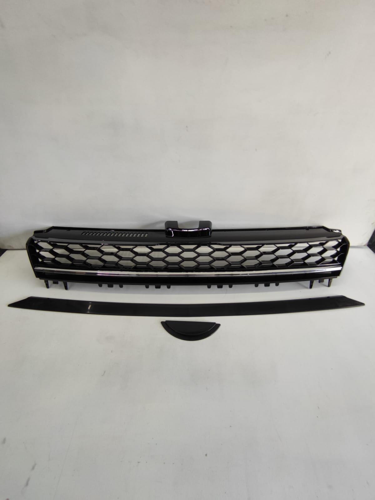 Parrilla Corrida Golf 7 (MK7) JOM | Sin Emblema Acabado Filo Cromo