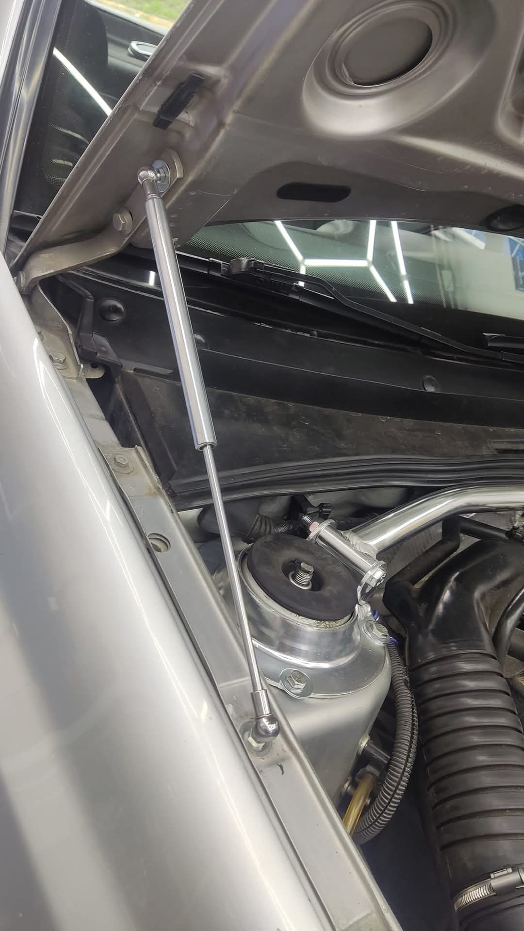 Hood Lift Amortiguadores de Cofre by JOM – Jetta Golf Mk3